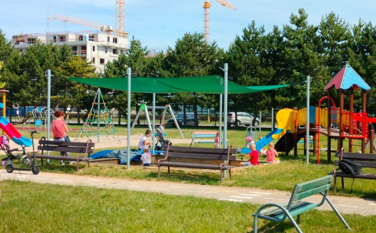  Na detských ihriskách sú už dokončené prestrešenia pieskovísk