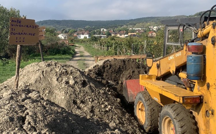  Zatarasenie prístupu vo vinohradoch je nateraz vyriešené